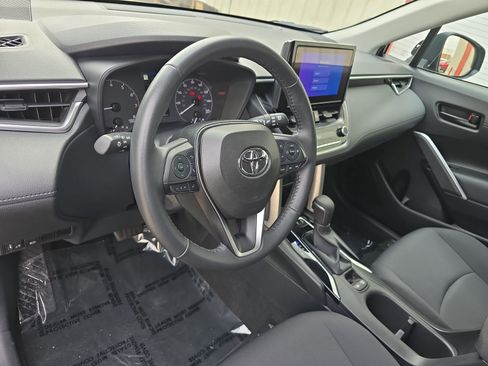 Used 2024 Toyota Corolla Cross LE image 21