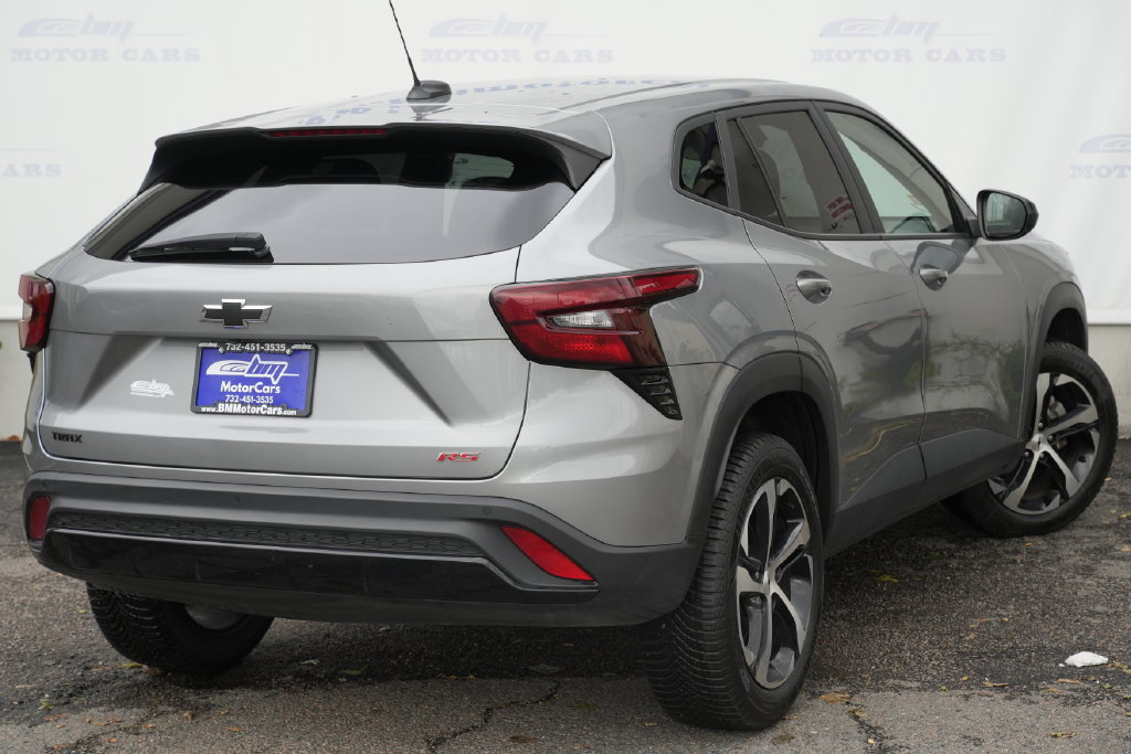 Used 2025 Chevrolet Trax RS w/ Driver Confidence Package FWD image 3
