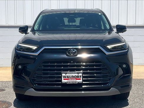 Used 2024 Toyota Grand Highlander AWD image 3