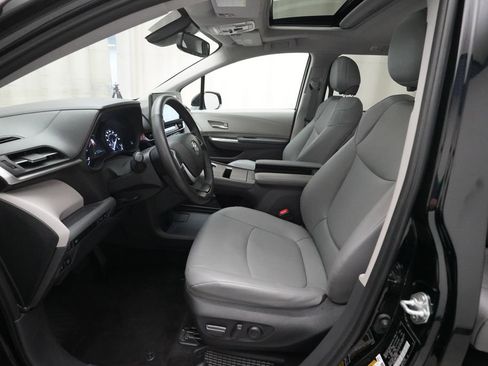 Used 2023 Toyota Sienna XLE image 7