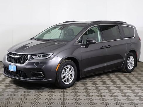 Used 2022 Chrysler Pacifica Touring-L image 9