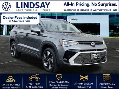 Used 2025 Volkswagen Taos SE w/ Panoramic Sunroof Package