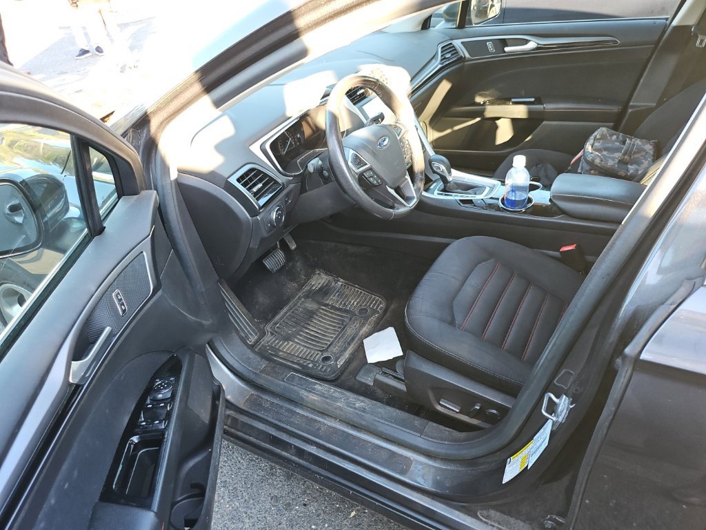 Used 2015 Ford Fusion SE FWD image 4
