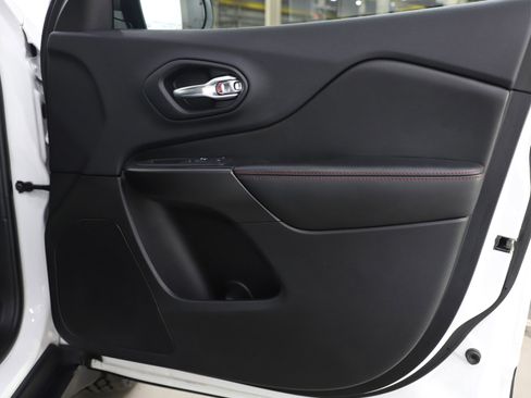 Used 2019 Jeep Cherokee Trailhawk w/ Cold Weather Group image 9