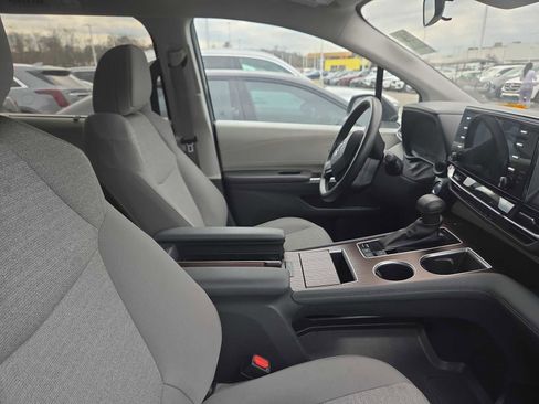 Used 2024 Toyota Sienna LE image 10