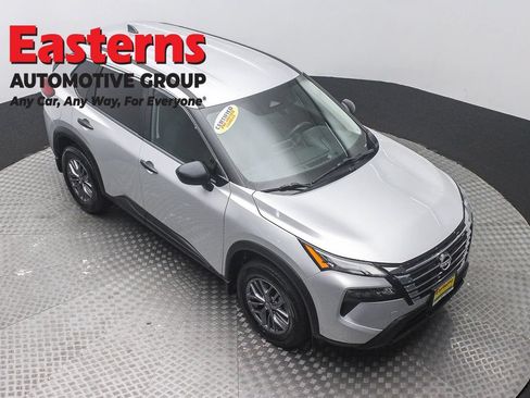 Used 2024 Nissan Rogue S AWD/4WD image 3