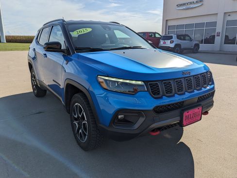 Used 2025 Jeep Compass Trailhawk w/ Trailhawk Elite Group AWD/4WD image 2