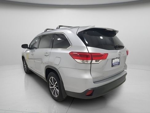 Used 2019 Toyota Highlander XLE AWD/4WD image 12