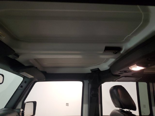 Used 2018 Jeep Wrangler Unlimited Sahara w/ Connectivity Group AWD/4WD image 22