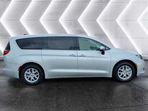 Used 2022 Chrysler Voyager LX FWD image 6