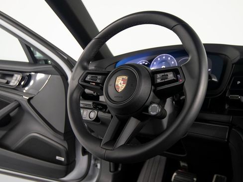 Certified 2025 Porsche Panamera 4 image 31