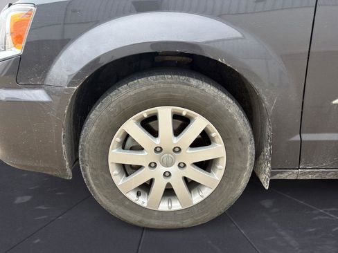 Used 2015 Chrysler Town & Country Touring w/ Driver Convenience Group image 14