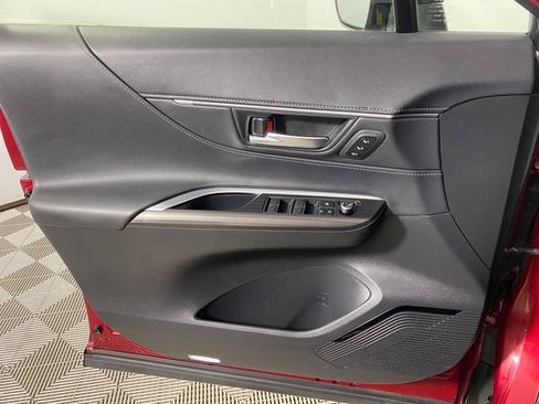 Certified 2022 Toyota Venza XLE image 20