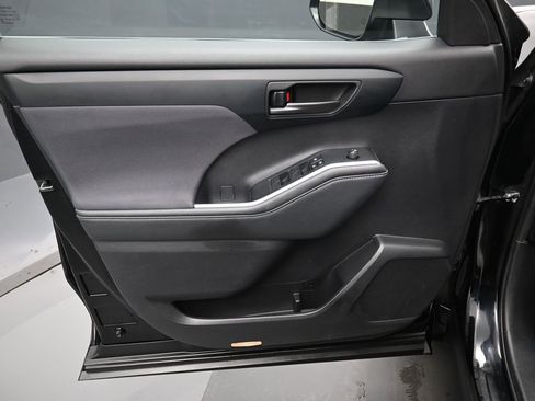 Certified 2021 Toyota Highlander LE image 11