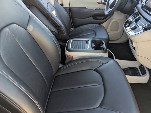 Used 2024 Chrysler Pacifica Touring-L image 12