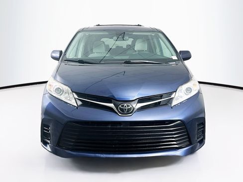 Used 2019 Toyota Sienna LE AWD/4WD image 2