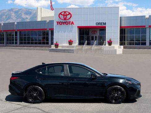Used 2025 Toyota Camry SE FWD image 3
