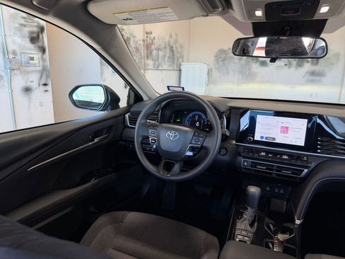Used 2025 Toyota Camry LE image 33