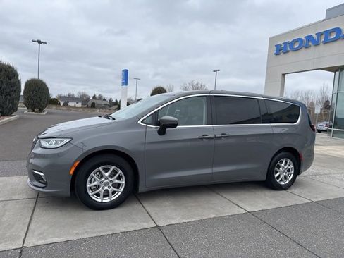 Used 2023 Chrysler Pacifica Touring-L image 12