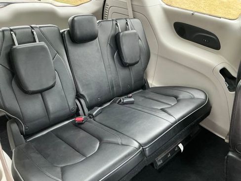 Used 2018 Chrysler Pacifica Limited w/ Tire & Wheel Group image 17