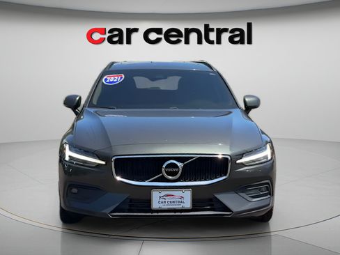 Used 2021 Volvo V60 T5 Momentum FWD image 8