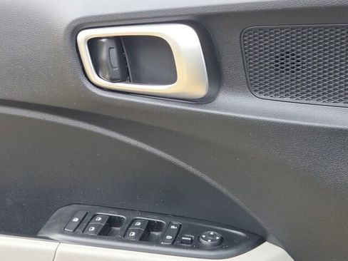 Used 2024 Hyundai Venue SEL image 28