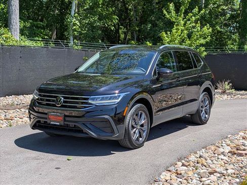 Used 2023 Volkswagen Tiguan SE AWD/4WD image 1