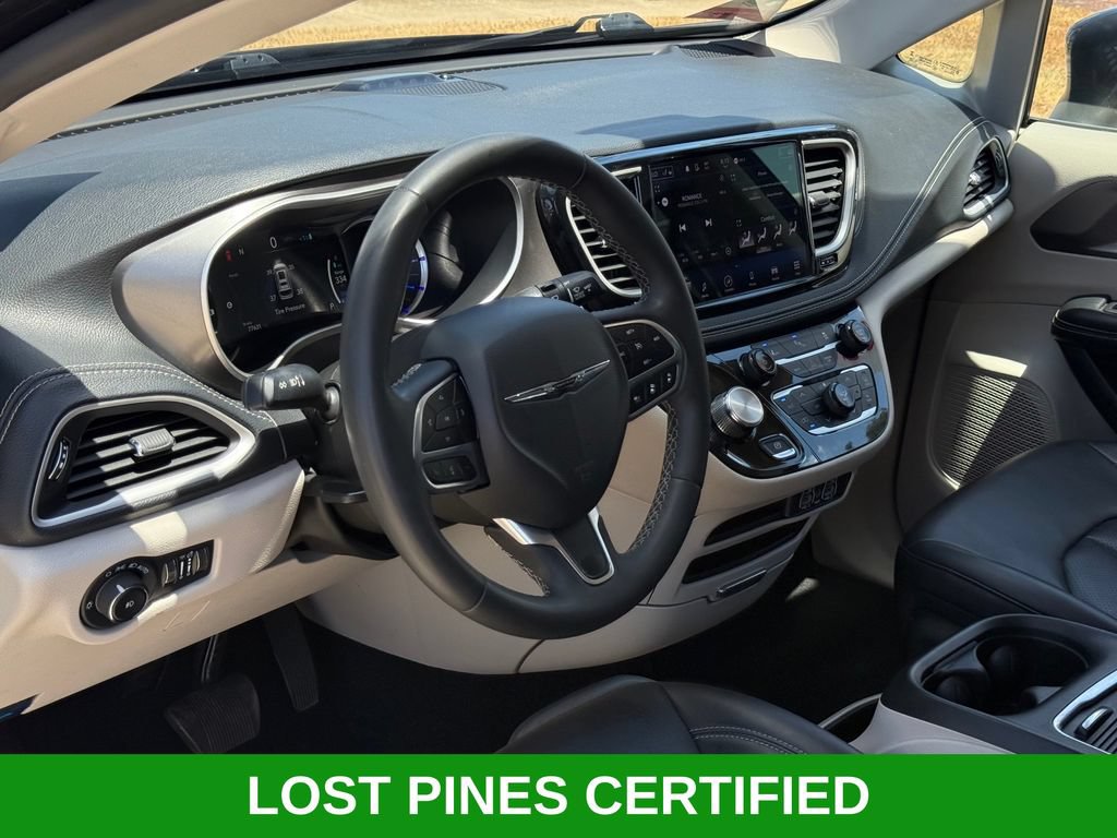 Used 2023 Chrysler Pacifica Touring-L FWD image 7