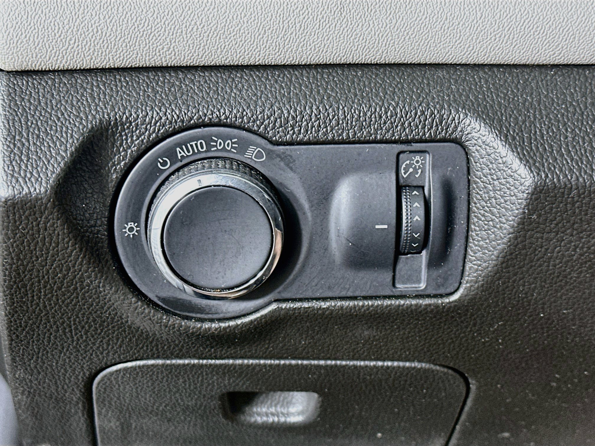 Used 2014 Chevrolet Cruze LS FWD image 17