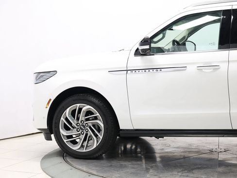 Used 2025 Lincoln Navigator Reserve AWD/4WD image 8