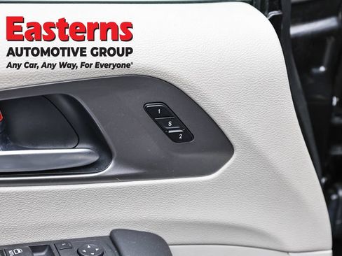 Used 2023 Chrysler Pacifica Touring-L FWD image 21