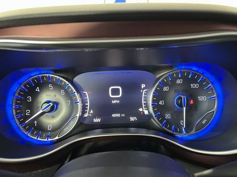 Used 2019 Chrysler Pacifica Touring-L image 5