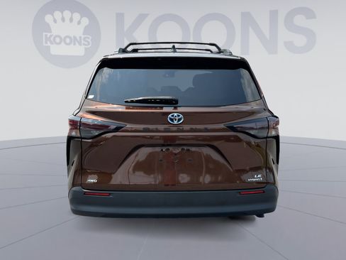 Used 2023 Toyota Sienna LE AWD/4WD image 5