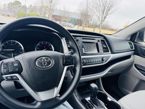 Used 2016 Toyota Highlander LE image 25