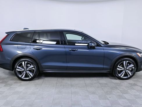 Certified 2025 Volvo V60 B5 Cross Country Plus image 28