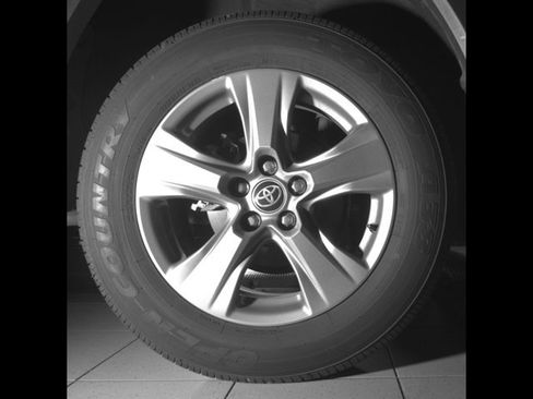 Used 2022 Toyota RAV4 XLE image 11