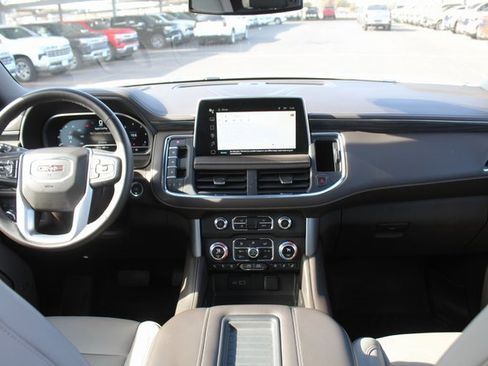 Used 2023 GMC Yukon SLT w/ SLT Luxury Package image 24