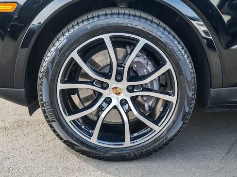 Used 2023 Porsche Cayenne Platinum Edition image 9