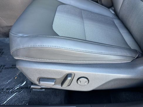 Used 2024 Kia Niro EX image 31