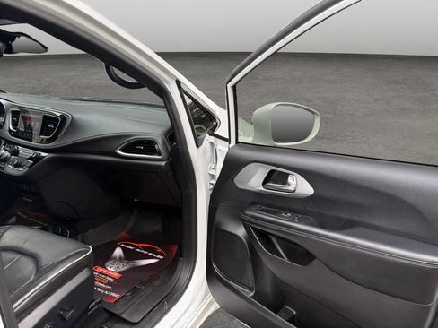 Used 2019 Chrysler Pacifica Limited w/ Advanced Safetytec Group FWD image 21