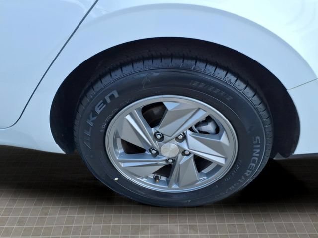 Used 2025 Hyundai Elantra SE FWD image 12