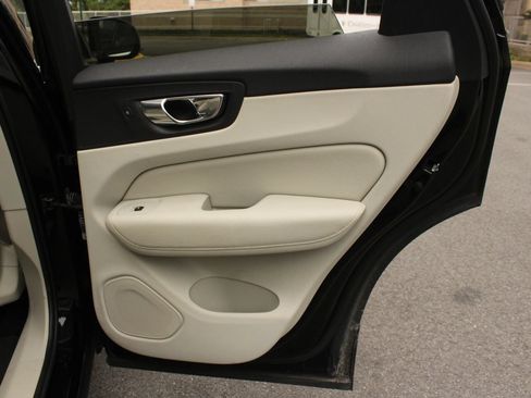 Used 2019 Volvo XC60 T5 Momentum w/ Multimedia Package AWD/4WD image 26