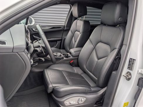Certified 2024 Porsche Macan AWD/4WD image 5