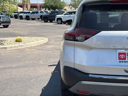Used 2022 Nissan Rogue SV FWD image 8