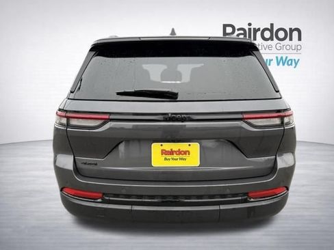 Used 2025 Jeep Grand Cherokee Altitude w/ Trailer Tow Package AWD/4WD image 6