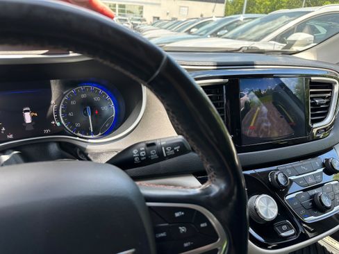 Used 2020 Chrysler Pacifica Touring-L Plus FWD image 32