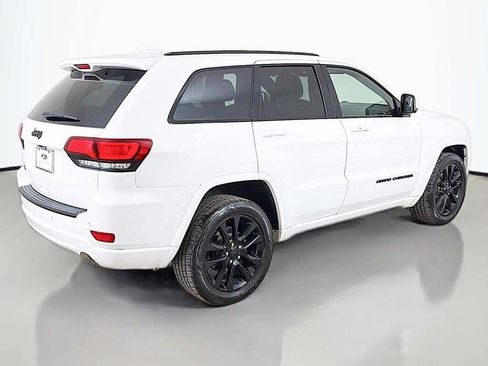 Used 2018 Jeep Grand Cherokee Altitude AWD/4WD image 9