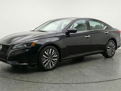 Used 2025 Nissan Altima 2.5 SV image 3