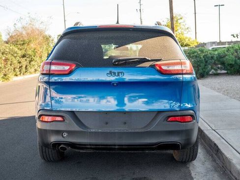 Used 2018 Jeep Cherokee Latitude w/ Altitude Package FWD image 4