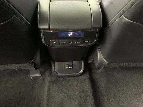 Used 2023 Toyota Highlander XLE AWD/4WD image 36